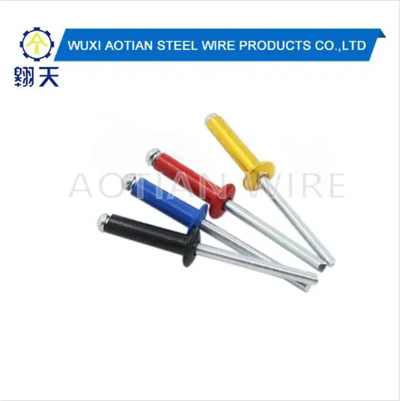 Aluminiumsfargede nagler.